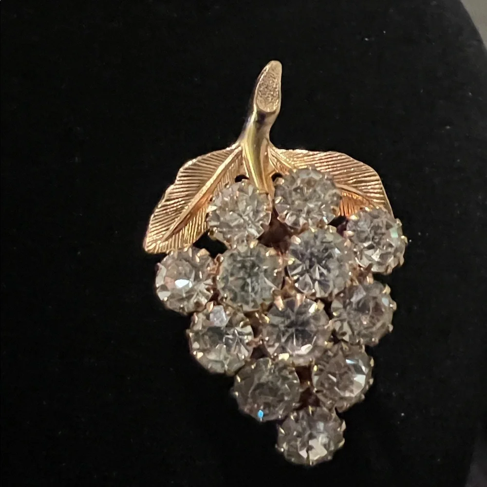 VINTAGE JEWELRY - 1960s Grapes White Rhinestone Crystal Gold Plated Brooch Pin